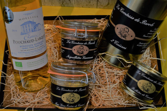 Coffret cadeau de Noël : foie gras entier de canard, rillettes, cuisses confites, aiguillettes gasconnes et une bouteille de vin blanc moelleux Bordeaux supérieur